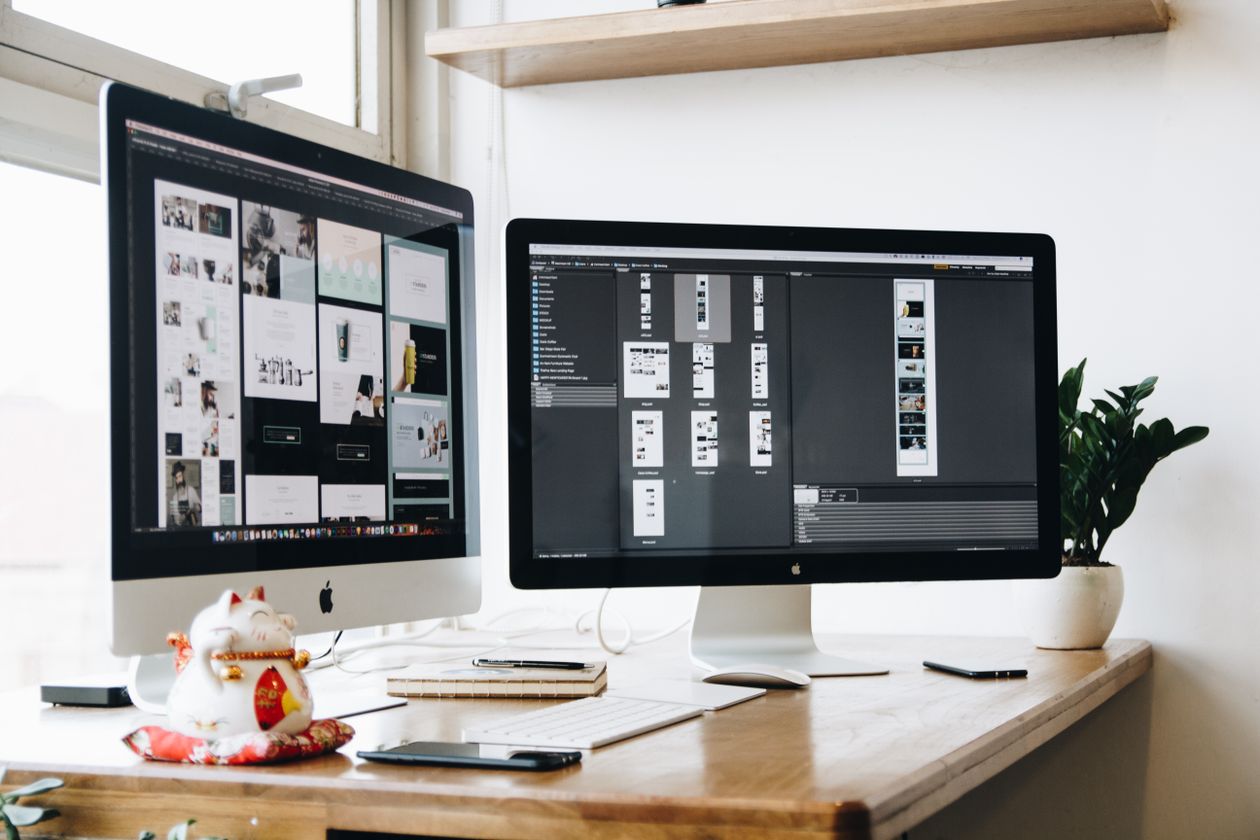 Código de desenvolvimento web em laptop