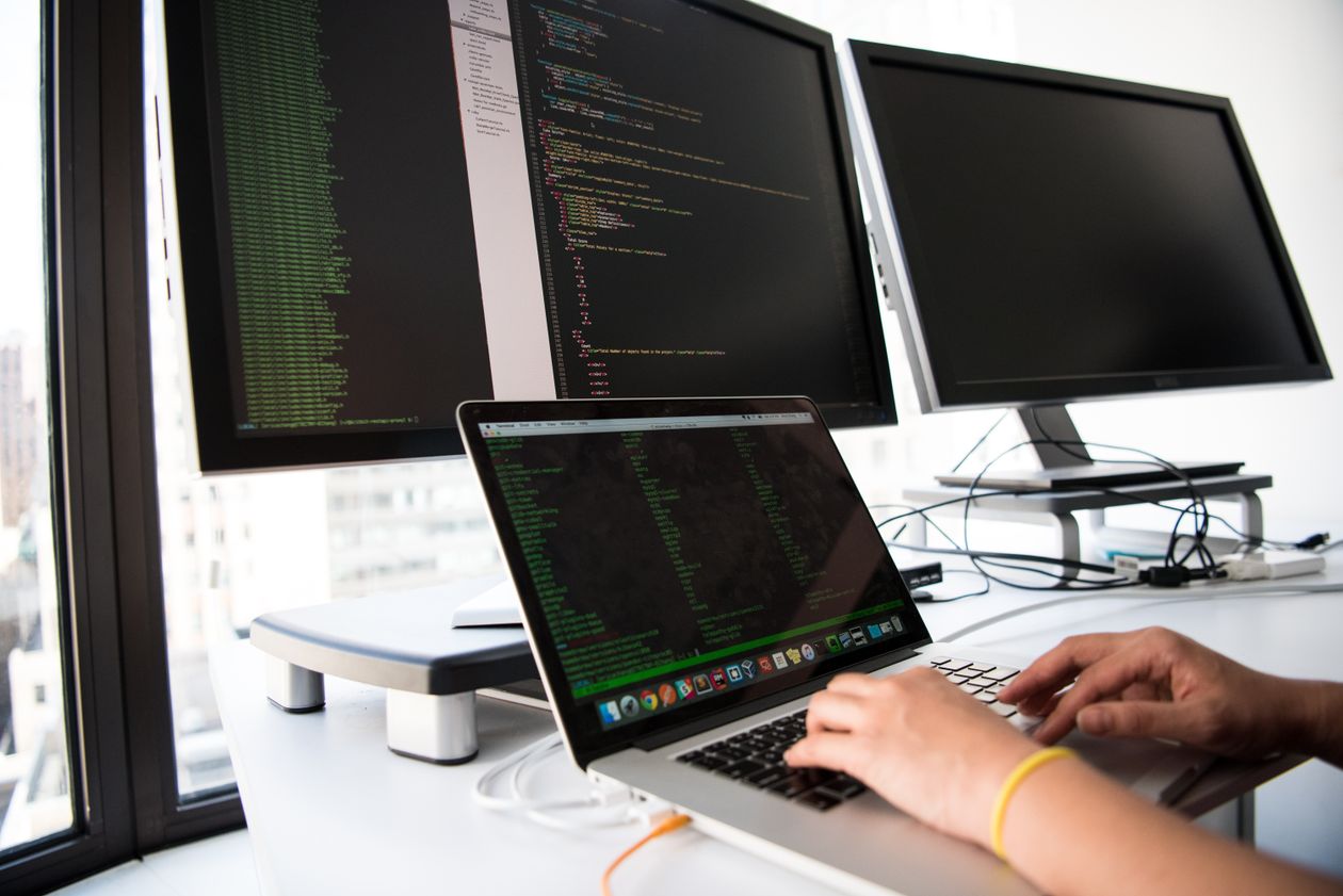 Desenvolvedor criando site moderno