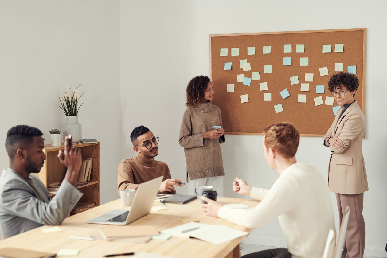 Equipe colaborando em estratégia de SEO